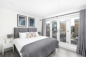 CoZy Apartments With King Size Beds Near Enfield Town & Chase Farm Train Stations With Wifi and Parking